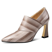 Load image into Gallery viewer, Isnom Emboss Cow Leather Pumps Women